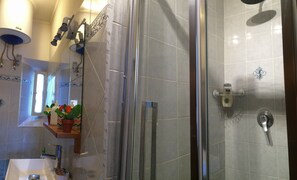 Apartment, Stadtblick | Badezimmer