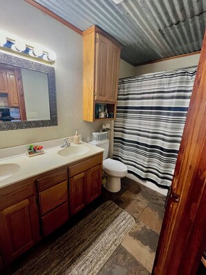 Haartrockner, Handtücher, Seife, Shampoo