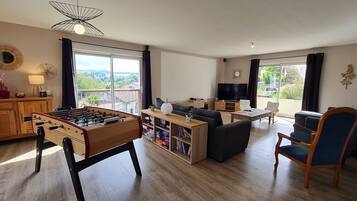 Televisie, tafelvoetbal en een kantoor