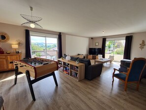 Televisión, futbolito y oficina 