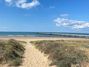 På stranden