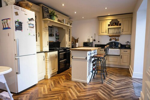 Beach Views, Elegant & Modernised 5BD Period Home