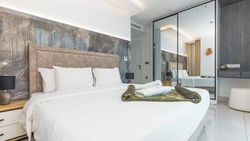 Escritorio y espacio para trabajar con laptop