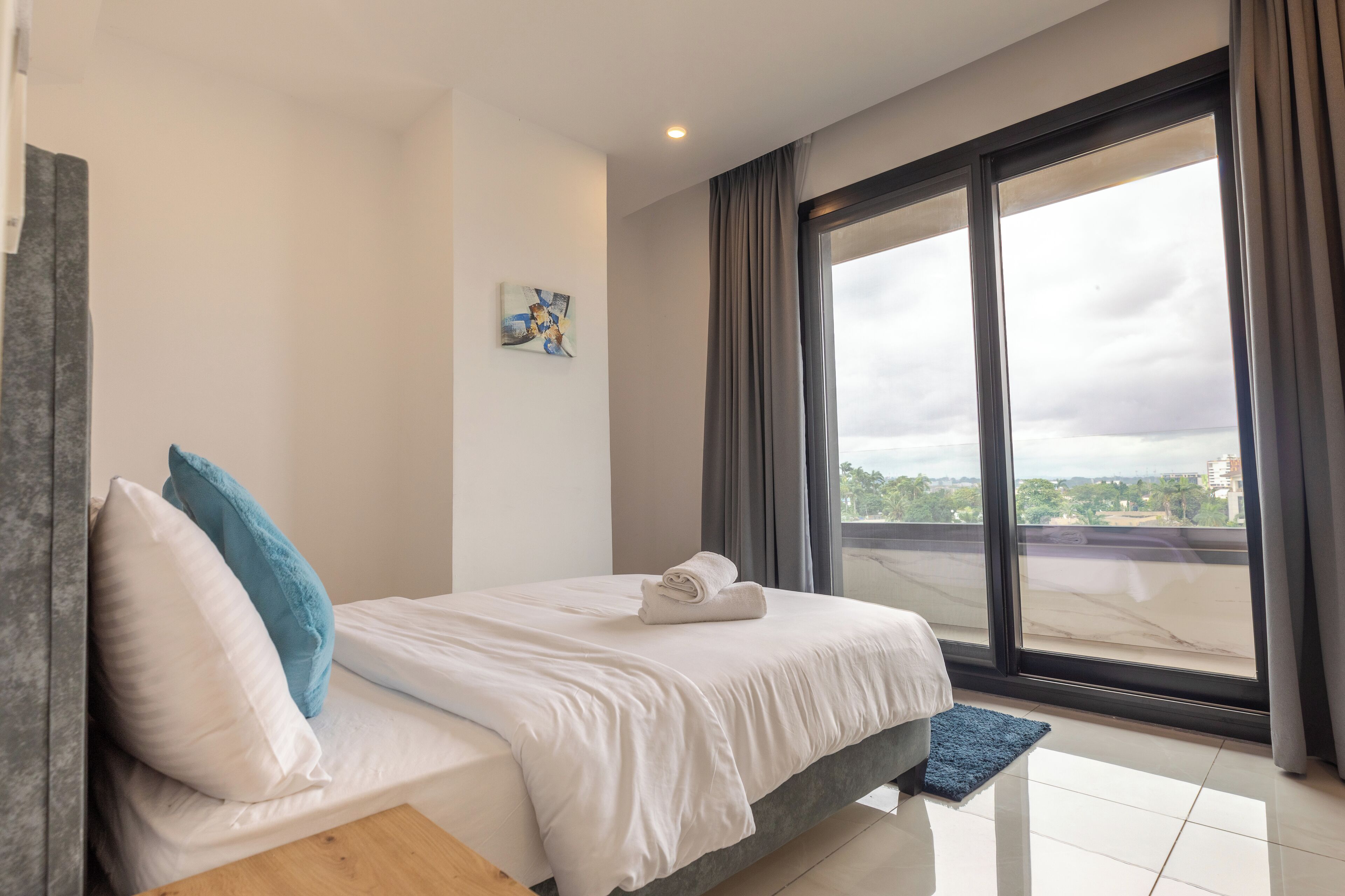 Escritorio y espacio para trabajar con laptop 