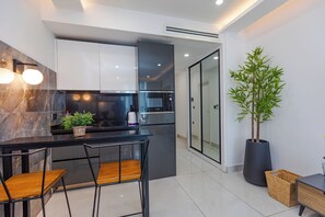 Standard Studio, City View | Private kitchen | Full-sized fridge, microwave, oven, stovetop - Kass Towers (Accra)