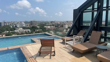 Una piscina al aire libre