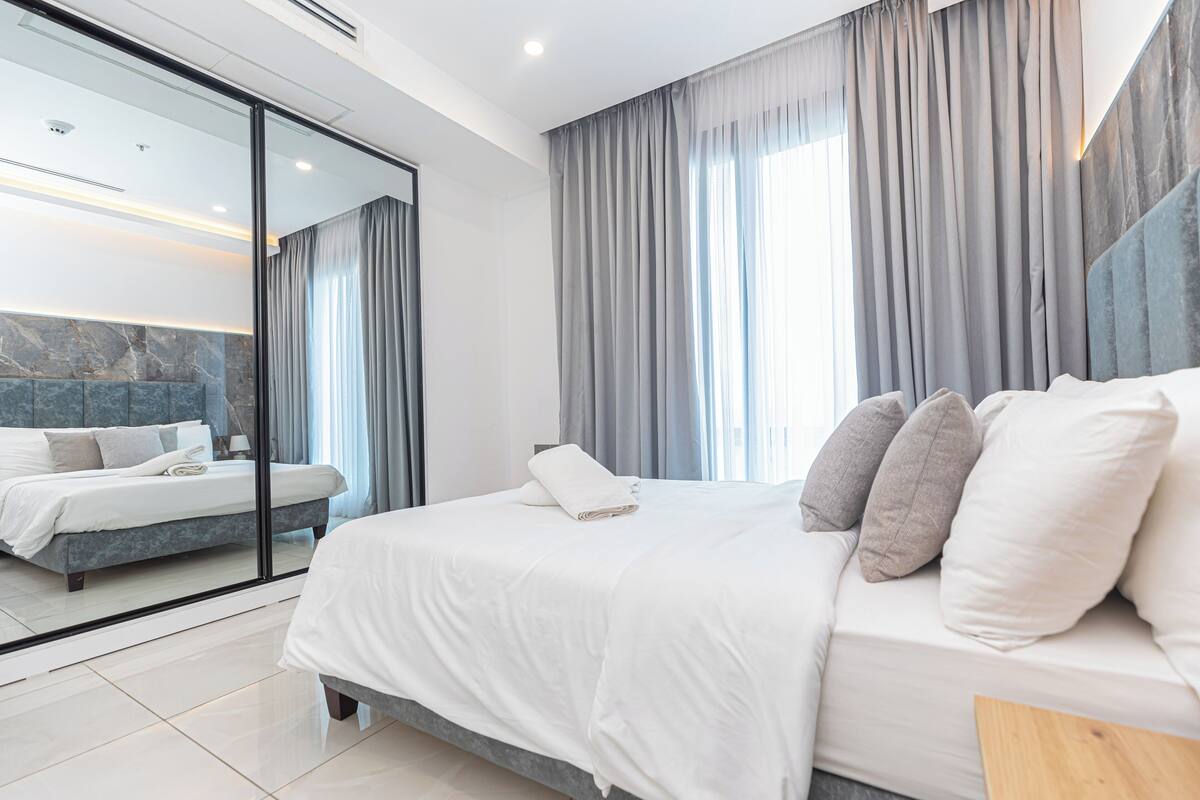 Comfort apartman, erkély, kilátással a városra | Íróasztal, laptophoz jól használható munkafelület és vasaló/vasalódeszka