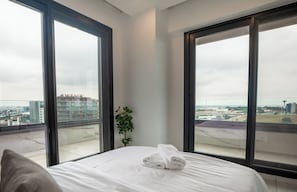 Apartamento familiar, balcón, vistas a la ciudad | Escritorio y espacio para trabajar con un portátil