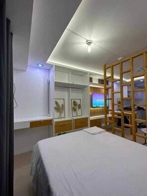 Estudio clásico, para no fumadores, vista a la ciudad | Decoración personalizada y muebles diferentes 