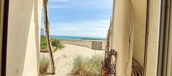 Beachfront T4 Apartment with Terrace and Parking in Carnon