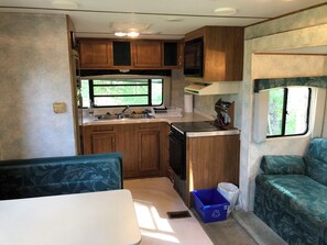 ثلاجة، ميكروويف، موقد طهي مسطح، مستلزمات طهي/أطباق/أوعية