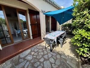 Outdoor dining - 4-room house, 8 pers, near beach, terrace (Port-la-Nouvelle)