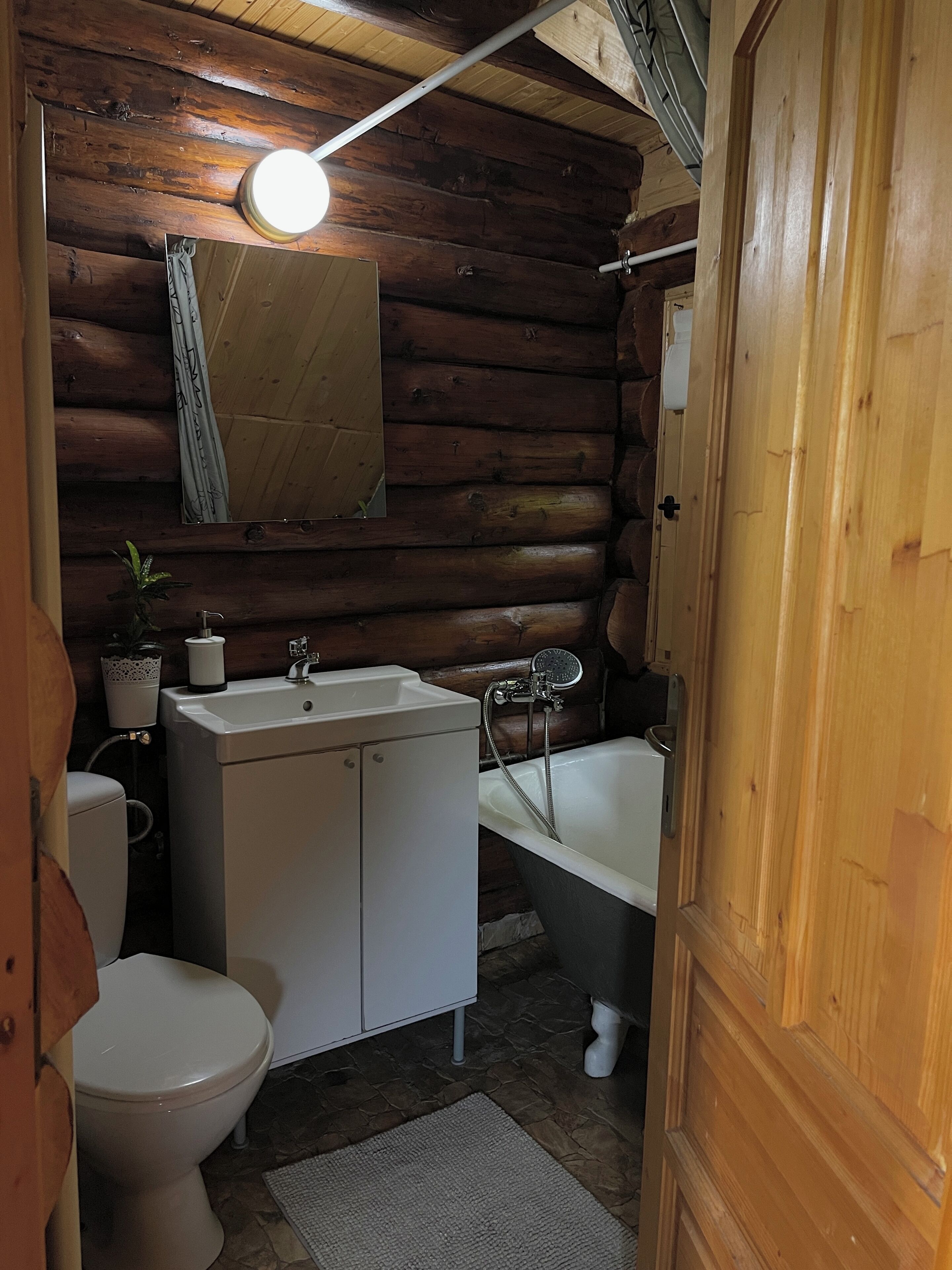 Secadora de cabello, toallas, jabón, papel de baño 