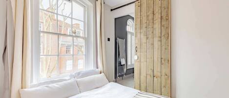 2 bedrooms, iron/ironing board, Internet, bed sheets