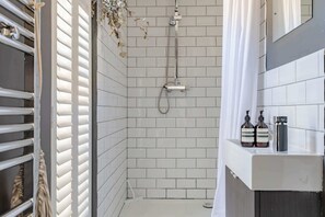 Shower, hair dryer - Chic 2BD Loft-Inspired Flat, Heart of Shoreditch (Greater London)