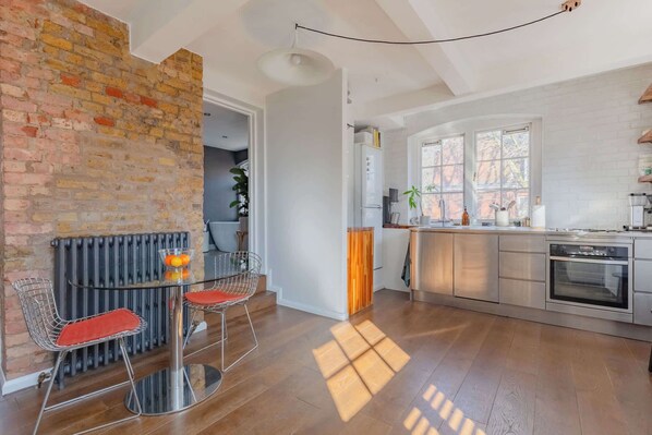 Fridge, oven, stovetop, dishwasher