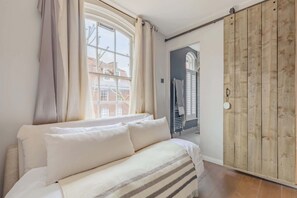 2 bedrooms, iron/ironing board, internet, bed sheets - Chic 2BD Loft-Inspired Flat, Heart of Shoreditch (Greater London)