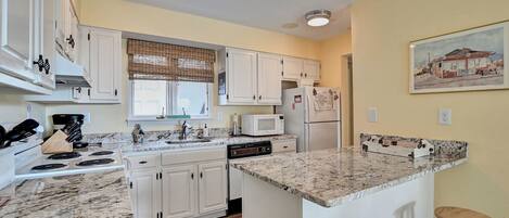 Kylskåp, mikrovågsugn, ugn och spishäll