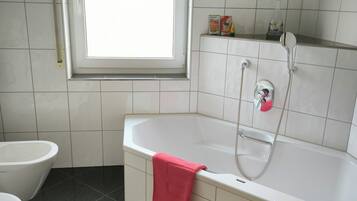 Secador de pelo, bidet, toallas, jabón