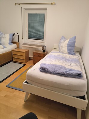 2 室のベッドルーム、旅行用ベビーベッド、WiFi (無料)、ベッドシーツ
