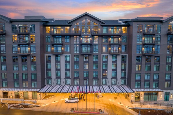 A multi-story hotel with a central atrium, large windows, and a covered entrance area. - Magnificent Deer Valley Getaway - Luxury Condo for 8 Guests | New Lifts Now Open (Park City)