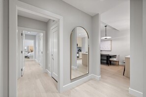 2 habitaciones, tabla de planchar con plancha, wifi y ropa de cama 