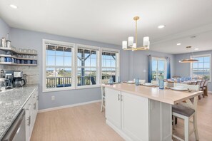 Kylskåp, mikrovågsugn, ugn och spishäll