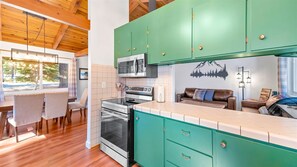 Fridge, microwave, stovetop, dishwasher
