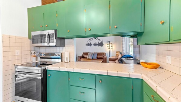 Fridge, microwave, stovetop, dishwasher