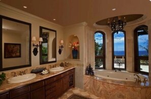 Douche, baignoire à jets, sèche-cheveux, serviettes fournies