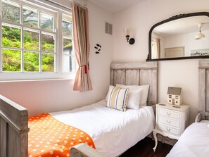 3 bedrooms, iron/ironing board, travel cot, WiFi - Stylish Dog-Friendly Cottage with Stunning Sea Views in Mousehole, secure garden (Mousehole)