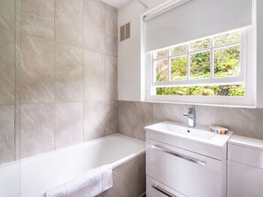 Shower, hair dryer, towels, soap - Stylish Dog-Friendly Cottage with Stunning Sea Views in Mousehole, secure garden (Mousehole)