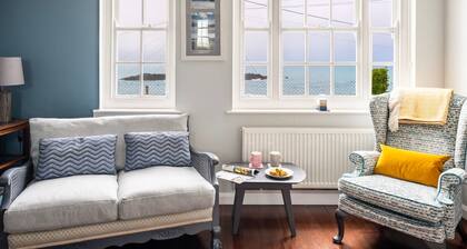 Stylish Dog-Friendly Cottage with Stunning Sea Views in Mousehole, secure garden