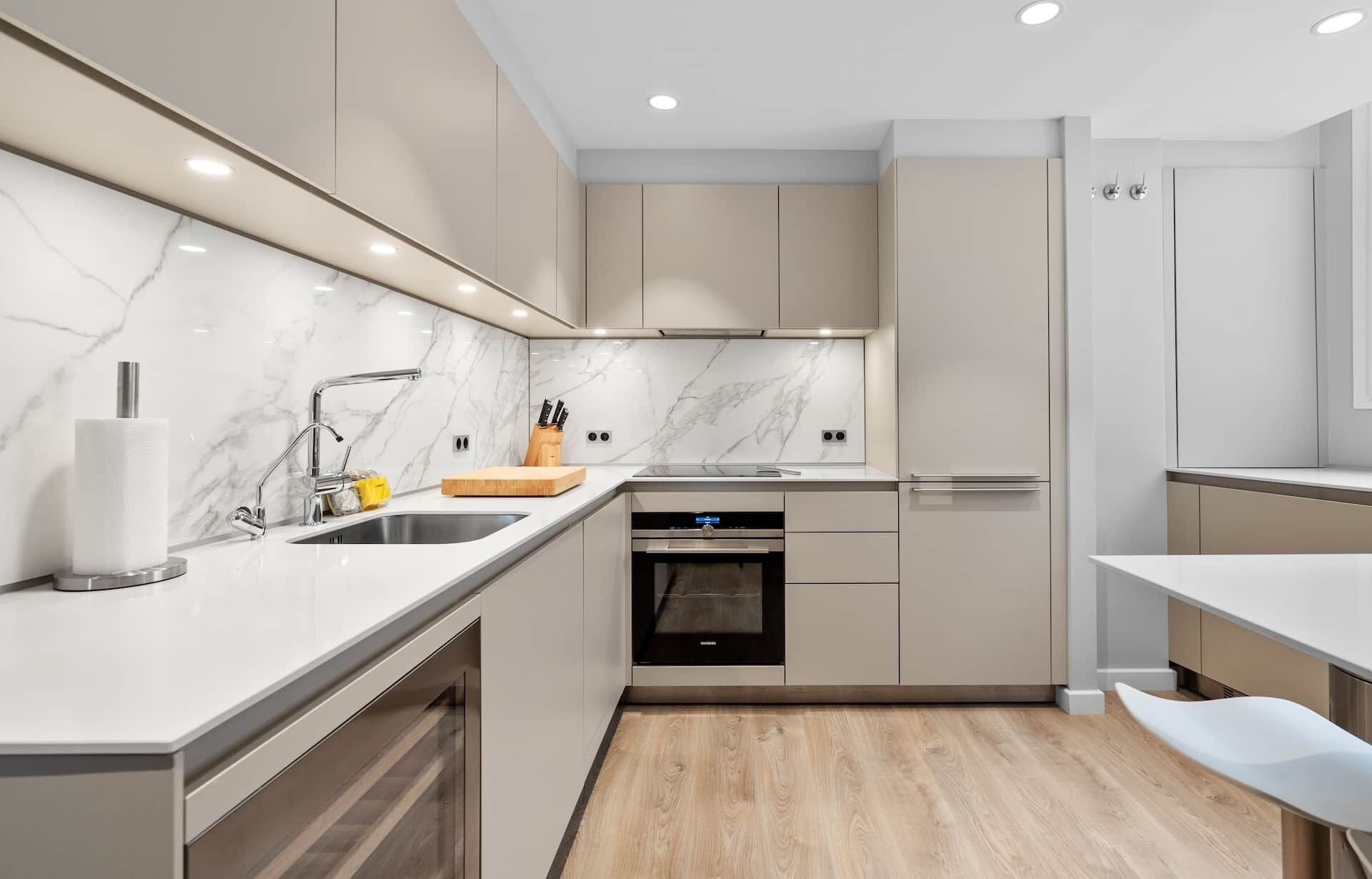 Fridge, oven, stovetop, coffee/tea maker