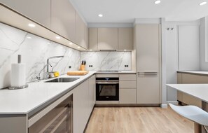 Fridge, oven, stovetop, coffee/tea maker