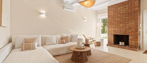 4 bedrooms, in-room safe, iron/ironing board, free WiFi