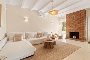 4 bedrooms, in-room safe, iron/ironing board, free WiFi