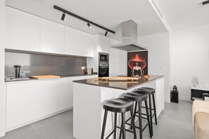 Fridge, microwave, oven, stovetop - RDR467 - Discover Luxury Living in Estepona's Oasis (Estepona)