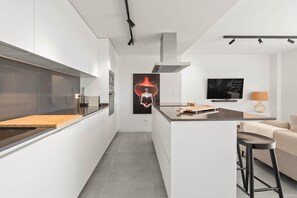 冷蔵庫、電子レンジ、オーブン、コンロ