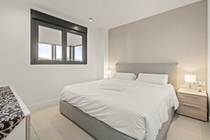 2 chambres, coffres-forts dans les chambres, fer et planche à repasser