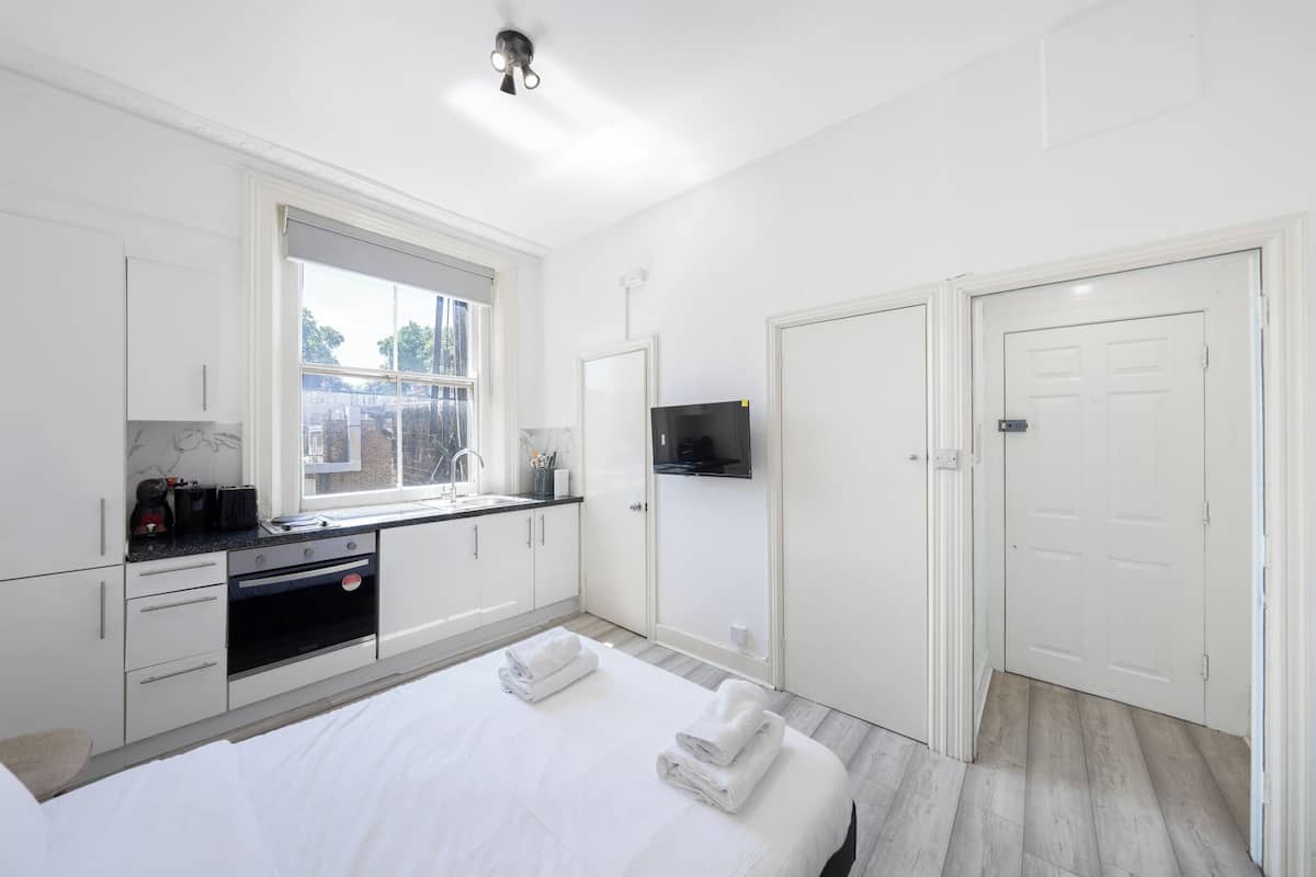 Junior Studio | 1 bedroom, blackout drapes, iron/ironing board, free WiFi