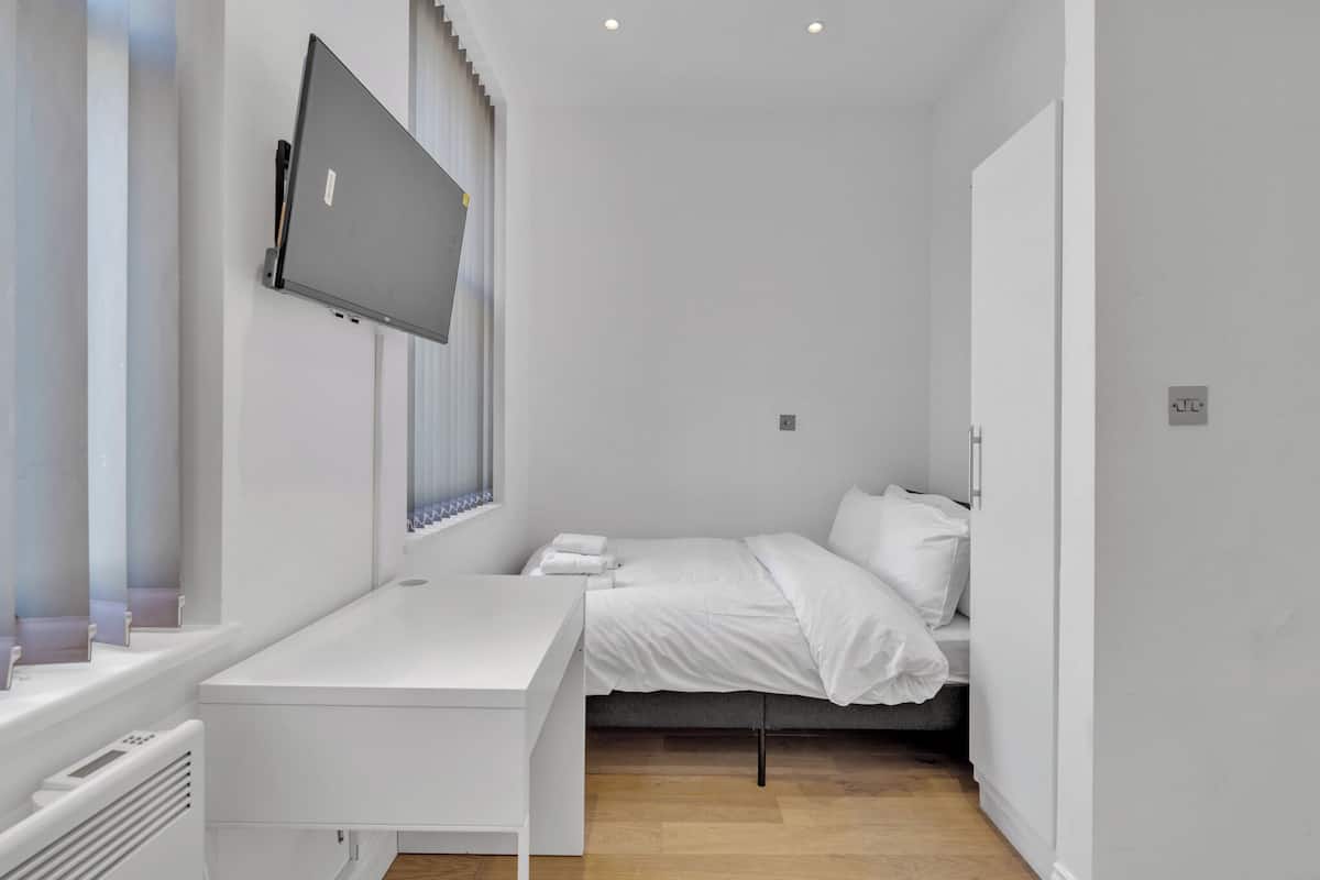Cortinas blackout, tabla de planchar con plancha y wifi gratis