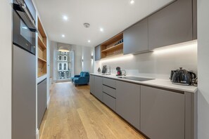 Superior Studio | Living area | Smart TV - Beaufort Gardens Residences (London)