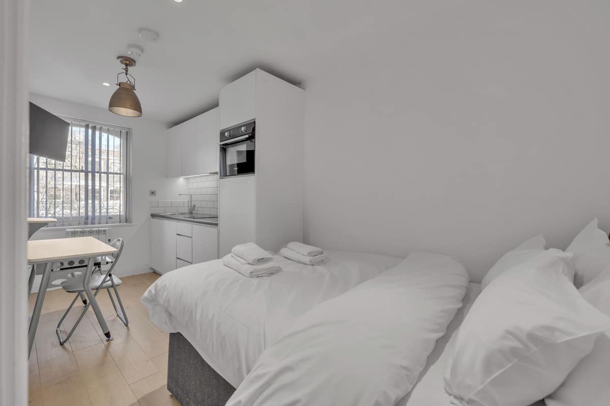 Cortinas blackout, tabla de planchar con plancha y wifi gratis