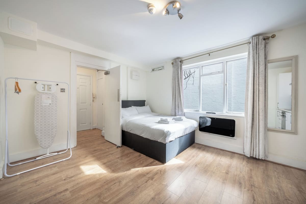 Cortinas blackout, tabla de planchar con plancha y wifi gratis