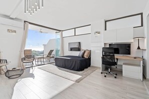2 bedrooms, iron/ironing board, WiFi