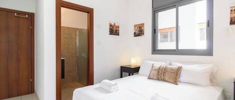 2 habitaciones, tabla de planchar con plancha, cuna de viaje y wifi