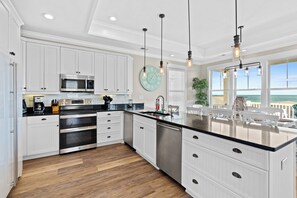 Kühlschrank, Mikrowelle, Wasserkocher mit Kaffee-/Teezubehör