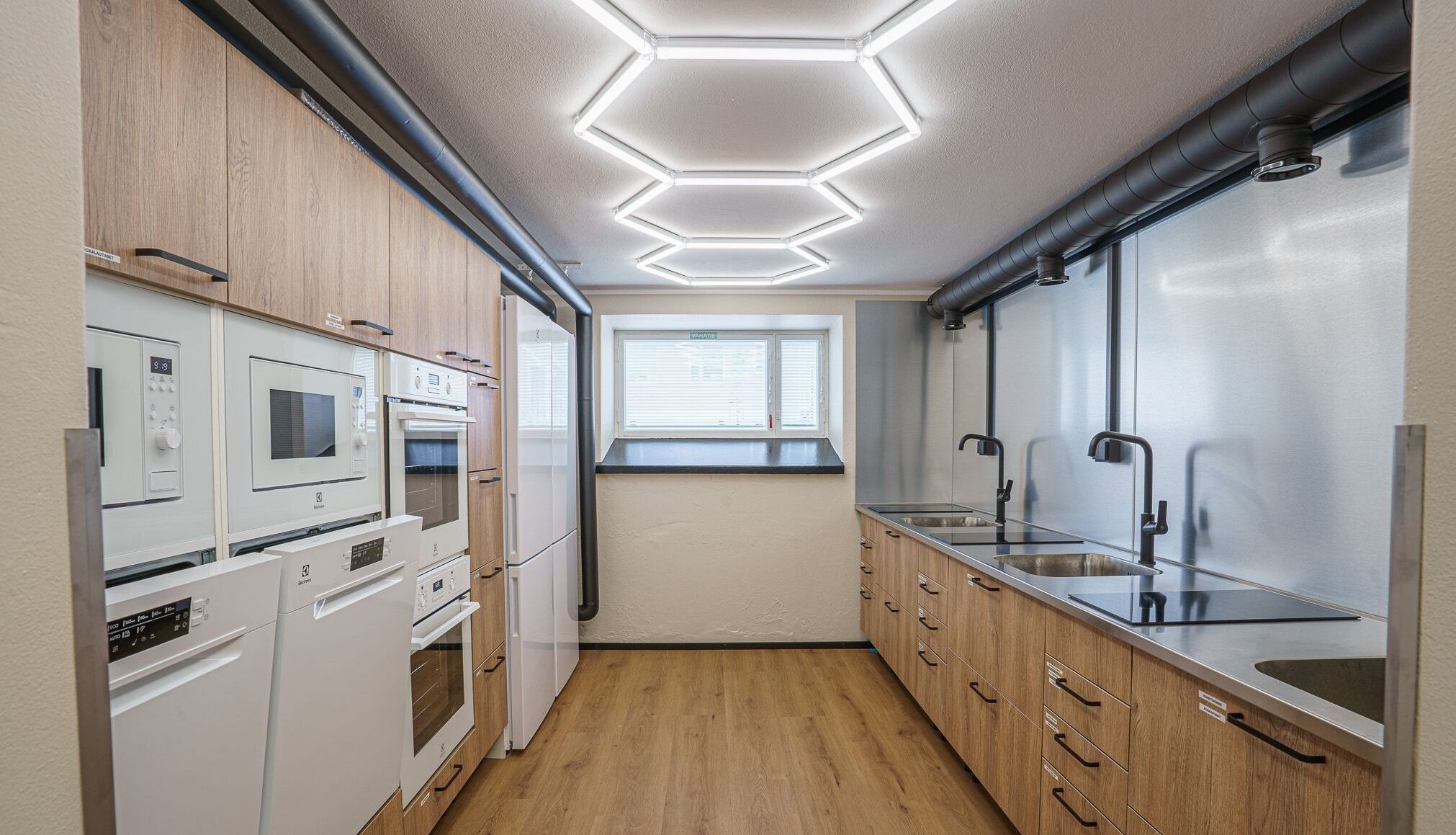 Full-size fridge, microwave, oven, stovetop