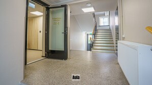 Ein Flur mit einer Tür, auf der 